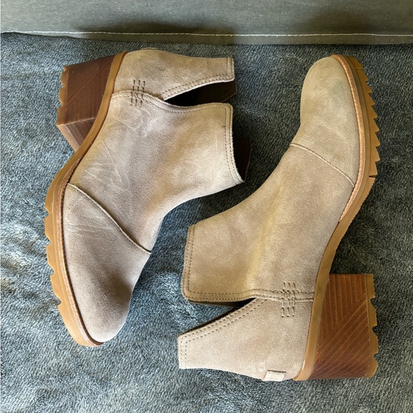 NWOT Sorel Cate tan suede ankle boots w cut out sides and a block heel 
Size 9 - Picture 6 of 6